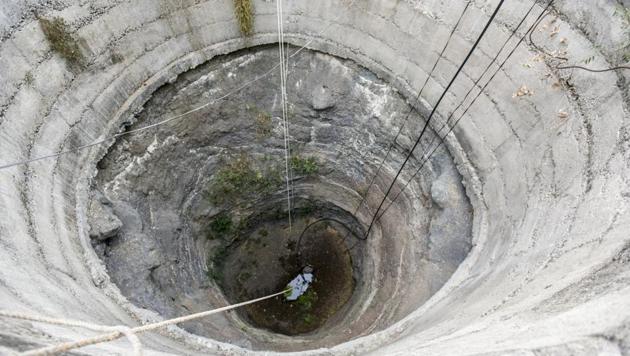 Kamkheda’s only drinking water well. “The state may have planned in advance, but the reality is that with eight to 9 months till next monsoon, the water-supply scenario is precarious,” said Pradeep Purandare, water expert and retired professor of Water and Land Management Institute, calling it more serious than in 2014, 2015 or the summer of 2016 when people died after falling into wells in their scramble for water. (Kunal Patil / HT Photo) 