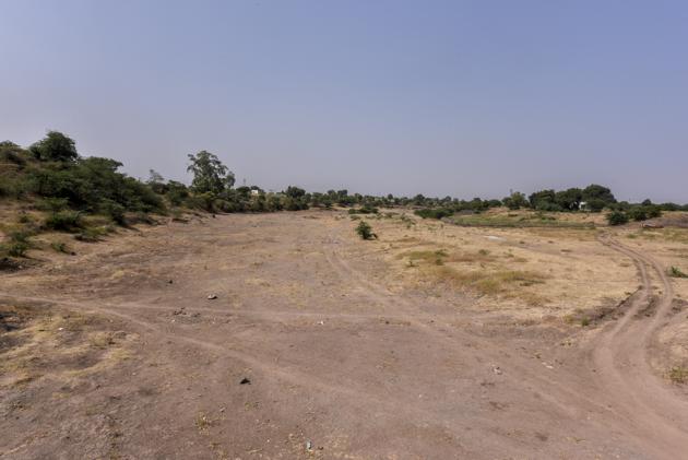 A dried-up local tributary of Godavari River, Shivna, in Aurangabad district.(Kunal Patil/HT Photo)