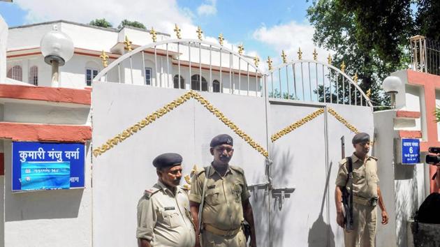 Patna: Police personnel outside former Bihar social welfare minister Manju Verma's residence during Central Bureau of Investigation (CBI) raid in connection with Muzaffarpur shelter home rape case, in Patna in August (File Photo)(PTI)