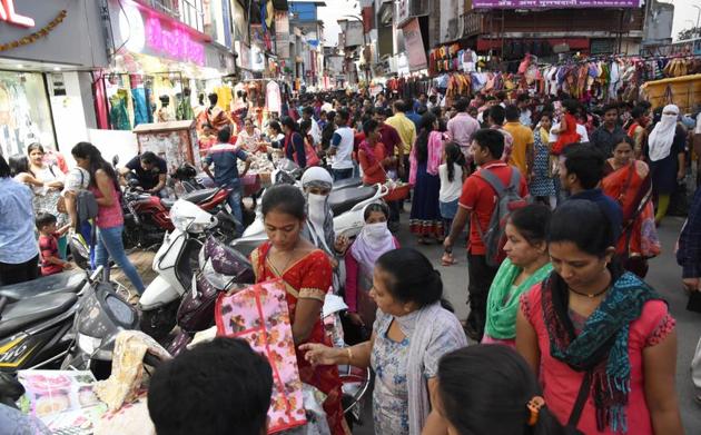 Rush for Diwali Shopping at Shagun chowk,Pimpri in Pune. (HT PHOTO) Rush for Diwali Shopping at Shagun chowk,Pimpri in Pune. (HT PHOTO)