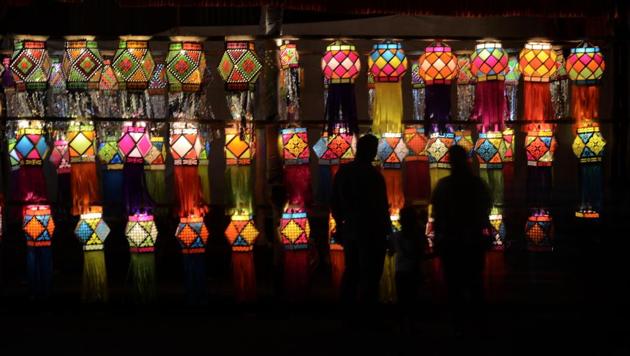 People purchasing lanterns for upcoming Diwali festival in Sadashiv peth in Pune. (Ravindra Joshi/HT PHOTO) People purchasing lanterns for upcoming Diwali festival in Sadashiv peth in Pune. (Ravindra Joshi/HT PHOTO)