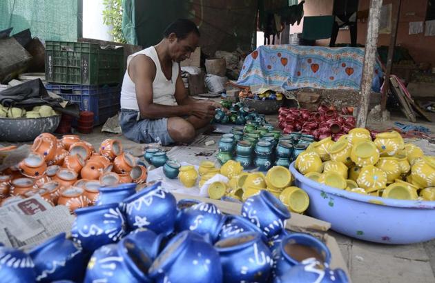 Artist busy designing a pot for the Laxmi pujan day during Diwali at Kumbharwada, Keshavnagar, Mundhwa in Pune. (Ravindra Joshi/HT PHOTO) Artist busy designing a pot for the Laxmi pujan day during Diwali at Kumbharwada, Keshavnagar, Mundhwa in Pune. (Ravindra Joshi/HT PHOTO)