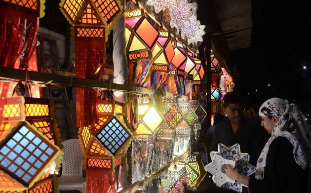 A woman purchases lanterns for upcoming Diwali festival in Sadashiv peth, Pune. (Ravindra Joshi/HT PHOTO) A woman purchases lanterns for upcoming Diwali festival in Sadashiv peth, Pune. (Ravindra Joshi/HT PHOTO)