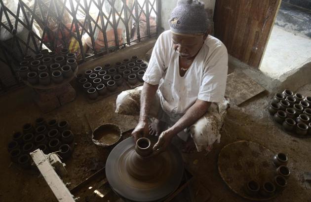 An artist gives final touches to a pot to used for performing puja on Laxmi pujan day in Diwali at Kumbharwada, Keshavnagar, Mundhwa in Pune. (Ravindra Joshi/HT PHOTO) An artist gives final touches to a pot to used for performing puja on Laxmi pujan day in Diwali at Kumbharwada, Keshavnagar, Mundhwa in Pune. (Ravindra Joshi/HT PHOTO)