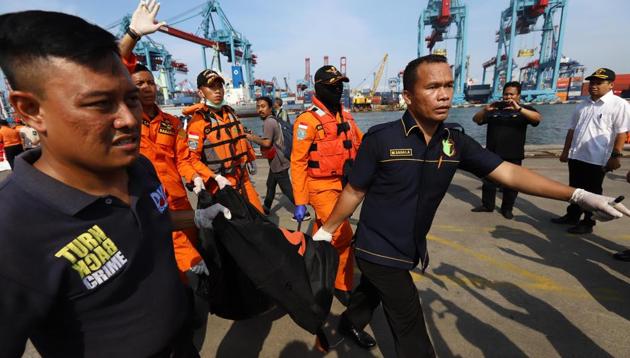 Members of a rescue team transfer body bags into a vehicle at the port in Tanjung Priok, North Jakarta, on October 29, 2018, after being recovered from the sea where Lion Air flight JT 610 crashed off the north coast earlier in the day.(AFP)