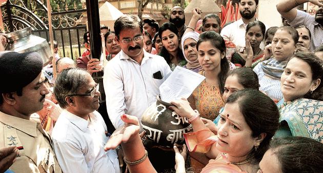 Residents of Shivajinagar and members of the Shiv Sena protest water cuts at PMC’s Ghole Road ward office on Monday (HT PHOTO) Residents of Shivajinagar and members of the Shiv Sena protest water cuts at PMC’s Ghole Road ward office on Monday (HT PHOTO)