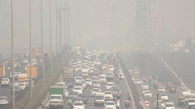 Vehicles move through Delhi- Gurugram Expressway amid dense smog and with increasing air pollution, in Gurugram on October 29, 2018. (Yogendra Kumar/HT PHOTO) Vehicles move through Delhi- Gurugram Expressway amid dense smog and with increasing air pollution, in Gurugram on October 29, 2018. (Yogendra Kumar/HT PHOTO)