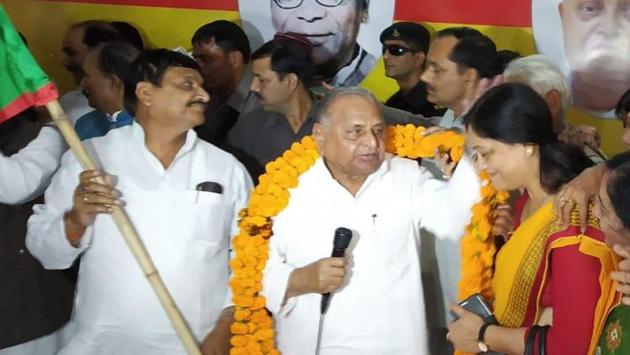 Mulayam Singh Yadav reached the office of his brother Shivpal’ fledgling party, Pragatisheel Samajwadi Party (Lohia) at 6, Lal Bahadur Shastri Marg, where he exchanged pleasantries with him. (HT Photo) Mulayam Singh Yadav reached the office of his brother Shivpal’ fledgling party, Pragatisheel Samajwadi Party (Lohia) at 6, Lal Bahadur Shastri Marg, where he exchanged pleasantries with him. (HT Photo)