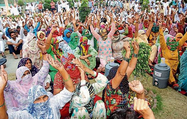 Khap panchayats and sarpanches came out in support of Haryana Roadways employees and held a protest march in Rohtak on Monday.(Manoj Dhaka/HT)