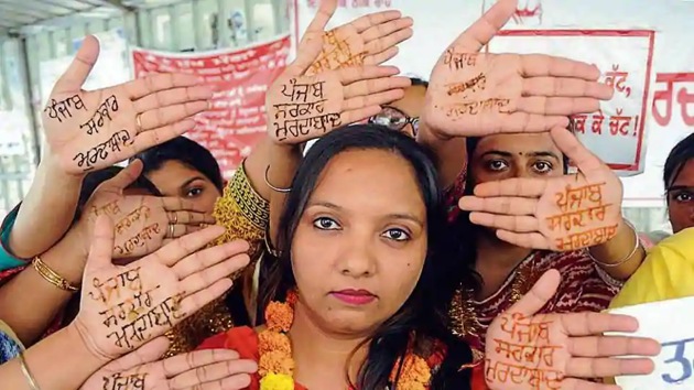 Sixteen protesting women teachers in Patiala got ‘Punjab Sarkar Murdabad’ written on their hands with ‘heena’ on the occasion of ‘Karwa Chauth’ as their protest for regularisation of their jobs without a pay cut entered its 21st day on Saturday.(HT Photo)
