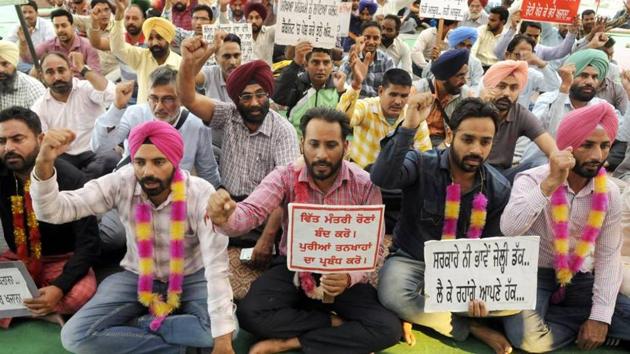 Members of Sanjha Morcha Teachers union holding a protest IN front of Gurdwara Dukhniwaran Sahib on October 29.(Bharat Bhushan/HT) Members of Sanjha Morcha Teachers union holding a protest IN front of Gurdwara Dukhniwaran Sahib on October 29.(Bharat Bhushan/HT)