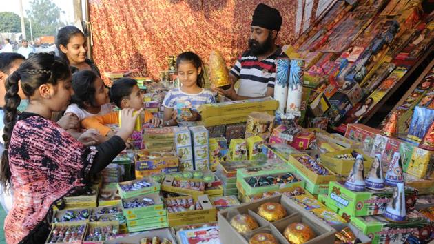 Though Indian scientists are working on a range of fireworks based on plant-based produts, these ‘green crackers’, however, won’t be available this Diwali . (Representational Photo)(Keshav Singh/HT File Photo)