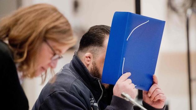Former nurse Niels Hoegel, accused of killing more than 100 patients in his care, arrives with his lawyer Ulrike Baumann, in the courtroom, on October 2018 in Oldenburg, Germany. (AFP Photo) Former nurse Niels Hoegel, accused of killing more than 100 patients in his care, arrives with his lawyer Ulrike Baumann, in the courtroom, on October 2018 in Oldenburg, Germany. (AFP Photo)