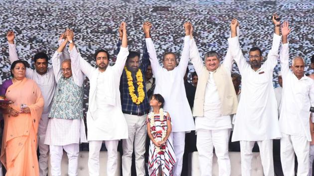 Independent MLA and Jat leader Hanuman Beniwal (wearing a garland) along with other party leaders at Kisan Hunkar Rally in Jaipur on Monday, October 29, 2018.(Prabhakar Sharma/HT photo)