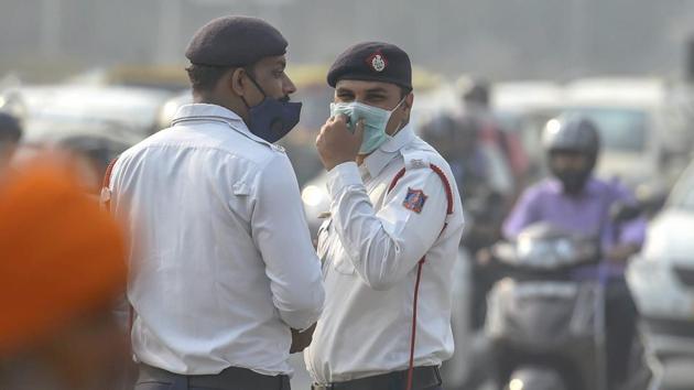 Traffic policemen wear masks to protect themselves as air quality deteriorates, in New Delhi, Tuesday, October 30, 2018.(PTI Photo) Traffic policemen wear masks to protect themselves as air quality deteriorates, in New Delhi, Tuesday, October 30, 2018.(PTI Photo)