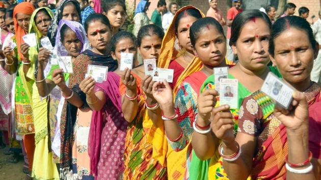 Voters waiting in long queue to cast their vote at polling station during Panchayat election at village Naushera Khurd near Amritsar on September 19(HT)