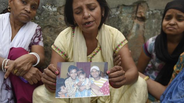 Family members of Sushil who, along with two other men, was killed after being run over by a train in outer Delhi's Nangloi, on October 29, 2018. Police said the three men were drinking alcohol on the railway tracks and could not sense the train’s speed. (Biplov Bhuyan/HT PHOTO) Family members of Sushil who, along with two other men, was killed after being run over by a train in outer Delhi's Nangloi, on October 29, 2018. Police said the three men were drinking alcohol on the railway tracks and could not sense the train’s speed. (Biplov Bhuyan/HT PHOTO)