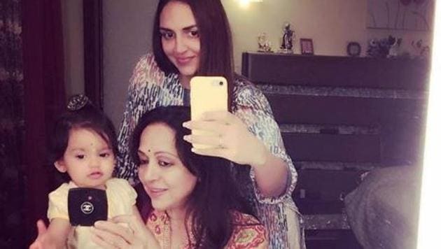 Esha Deol shared the cutest selfie with her mom Hema Malini and daughter Radhya.(Instagram)