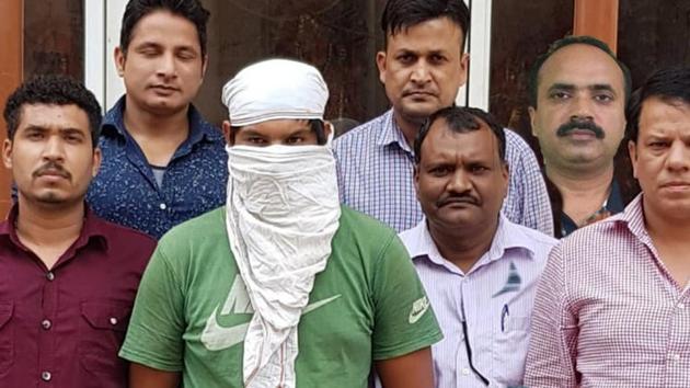 The 19-year-old accused, Sahil, in police custody on Tuesday. Sahil and his juvenile friend were held after the bandage on the arm of the juvenile gave away their identities.(HT Photo) The 19-year-old accused, Sahil, in police custody on Tuesday. Sahil and his juvenile friend were held after the bandage on the arm of the juvenile gave away their identities.(HT Photo)