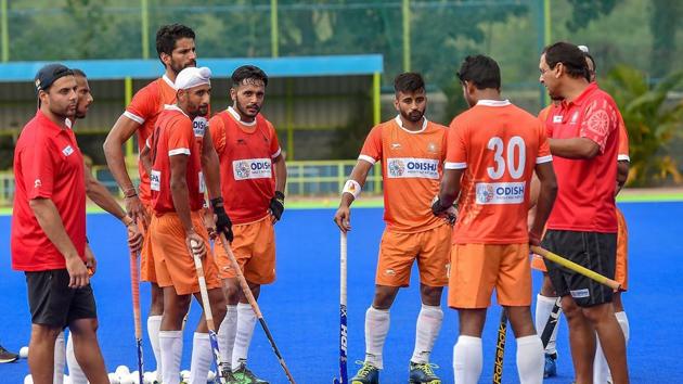 File image of India hockey coach Harendra Singh speaking to players during a training session.(PTI)