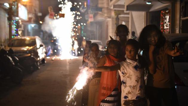 Children enjoy as they burst crackers on the occasion of Diwale in Mayur Vihar on October 19, 2017.(Sushil Kumar/HT PHOTO)