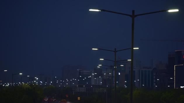 The PMC had planned to procure 50,000 new LED street lights as per earlier investment, but the purchases had been declared as substandard. (Virendra Singh Gosain/HT PHOTO) The PMC had planned to procure 50,000 new LED street lights as per earlier investment, but the purchases had been declared as substandard. (Virendra Singh Gosain/HT PHOTO)
