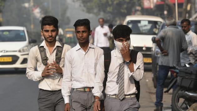 Students on their way to school amid increasing pollution at Mandir Marg in New Delhi on Monday, October 29, 2018. (Biplov Bhuyan/HT PHOTO) Students on their way to school amid increasing pollution at Mandir Marg in New Delhi on Monday, October 29, 2018. (Biplov Bhuyan/HT PHOTO)