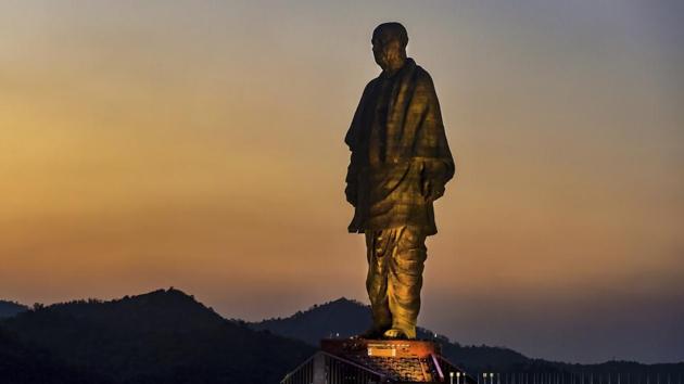 Some burnt tyres, others released black balloons and many protesting tribal families from 73 villages near Kevadiya in Gujarat did not cook on Wednesday as Prime Minister Narendra Modi unveiled the Statue of Unity.(AP)