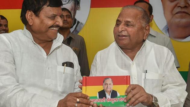 Samajwadi Party founder Mulayam Singh Yadav accepts flag of Pragatisheel Samajwadi Party Lohia from his brother and PSPL founder Shivpal Singh Yadav at his residence, in Lucknow, Tuesday, Oct 30, 2018.(PTI)