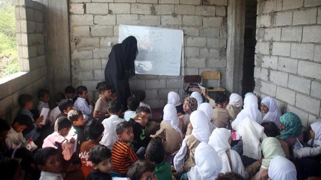 Photos: Teacher in Yemen turns his home into free school for 700 ...