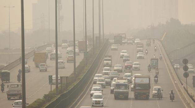 The Air Quality Index (AQI) value, which had breached ‘severe’ levels of air pollution on Tuesday, improved slightly and came down to ‘very poor’ levels, but pollution levels could shoot up sharply because of unfavourable weather conditions. (Yogendra Kumar/HT PHOTO) The Air Quality Index (AQI) value, which had breached ‘severe’ levels of air pollution on Tuesday, improved slightly and came down to ‘very poor’ levels, but pollution levels could shoot up sharply because of unfavourable weather conditions. (Yogendra Kumar/HT PHOTO)