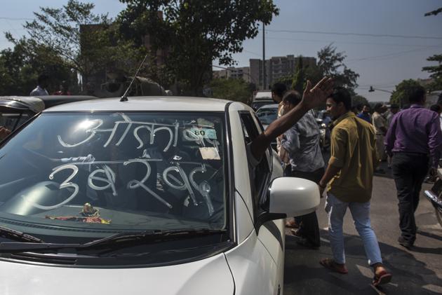 Late on Thursday night, Maharashtra Rajya Rashtriya Kamgar Sangh (MRRKS) — that has been leading the strike — announced they would extend their strike because neither Ola nor Uber turned up to discuss their issues.)(Satish Bate/HT Photo)