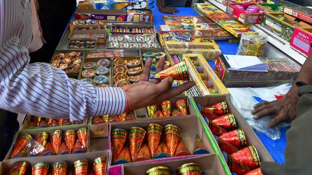 Traders say that Supreme Court’s order saying only ‘green firecrackers’ can be sold and burst in Delhi-NCR, has confused them because the directive effectively means no firecracker can be sold or burst in the region this time.(PTI File)