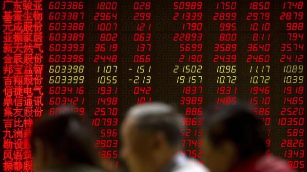 Chinese investors monitoring stock prices at a brokerage house in Beijing on October 31, 2018.(AP File Photo)