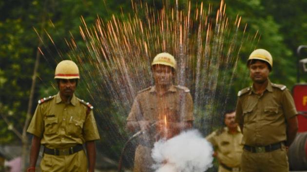 Members of West Bengal Pollution Control Board, Kolkata Police and Firecracker Association examine emission and decibel levels of various type of firecrackers at Tala Park in Kolkata on October 29, 2018. (Samir Jana / HT Photo) Members of West Bengal Pollution Control Board, Kolkata Police and Firecracker Association examine emission and decibel levels of various type of firecrackers at Tala Park in Kolkata on October 29, 2018. (Samir Jana / HT Photo)