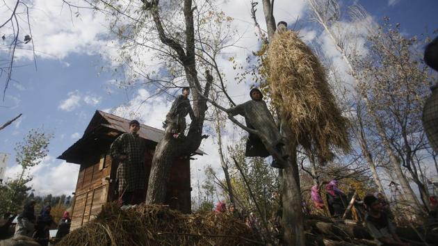 Kashmiri village children watch the funeral of suspected rebel Mukhtar Ahmad Khan in Zagoo village 53 kilometers, south of Srinagar on November 1, 2018. (Mukhtar Khan / AP) Kashmiri village children watch the funeral of suspected rebel Mukhtar Ahmad Khan in Zagoo village 53 kilometers, south of Srinagar on November 1, 2018. (Mukhtar Khan / AP)