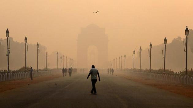 A man walks in front of the India Gate shrouded in smog in New Delhi on October 29, 2018. (Anushree Fadnavis / REUTERS) A man walks in front of the India Gate shrouded in smog in New Delhi on October 29, 2018. (Anushree Fadnavis / REUTERS)