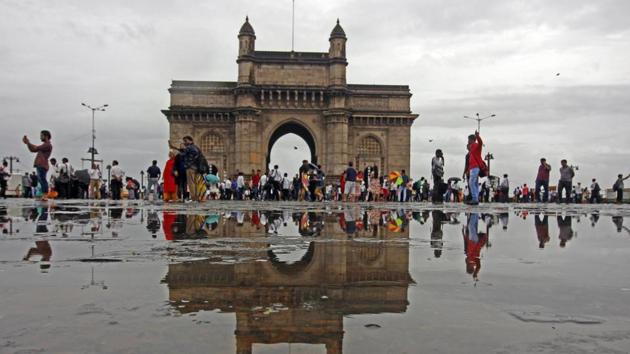 The proposed mid-sea Shivaji Memorial is approximately 19-22km from the Gateway of India as ferries have to take a roundabout route. With a new jetty at Nariman Point, the distance from main land will be reduced to around 4.8 km.(HT File)