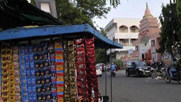 Maharashtra government has issued directives to all government agencies — police, district collectors and civic bodies — to implement the order making gutkha sale a non-bailable offence in the state.(HT File Photo) Maharashtra government has issued directives to all government agencies — police, district collectors and civic bodies — to implement the order making gutkha sale a non-bailable offence in the state.(HT File Photo)