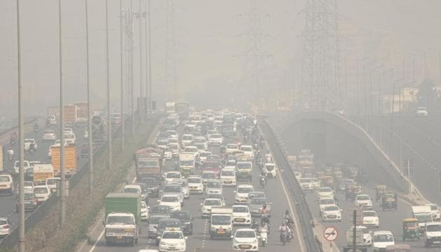 Vehicles move through Delhi- Gurugram Expressway amid dense smog and with increasing air pollution, in Gurugram, on Monday, October 29, 2018.(Yogendra Kumar/HT PHOTO)