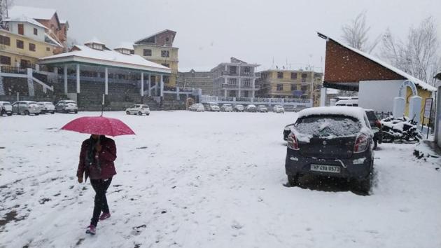 Fresh snow seen in the Keylong, Himachal Pradesh.Temperatures across Himachal Pradesh on Friday dipped as high altitude regions received mild spells of snow while others experienced rains. (Anil Dayal / HT Photo) Fresh snow seen in the Keylong, Himachal Pradesh.Temperatures across Himachal Pradesh on Friday dipped as high altitude regions received mild spells of snow while others experienced rains. (Anil Dayal / HT Photo)