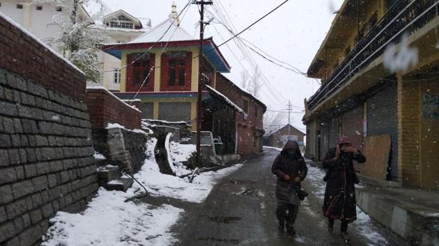 The state’s lower hills of Dharamsala, Kangra, Palampur and Hamirpur saw rains. (Anil Dayal / HT Photo) The state’s lower hills of Dharamsala, Kangra, Palampur and Hamirpur saw rains. (Anil Dayal / HT Photo)