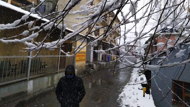The Met Office has forecast snow and rain across the state due to active western disturbance till Sunday. (Anil Dayal / HT Photo) The Met Office has forecast snow and rain across the state due to active western disturbance till Sunday. (Anil Dayal / HT Photo)
