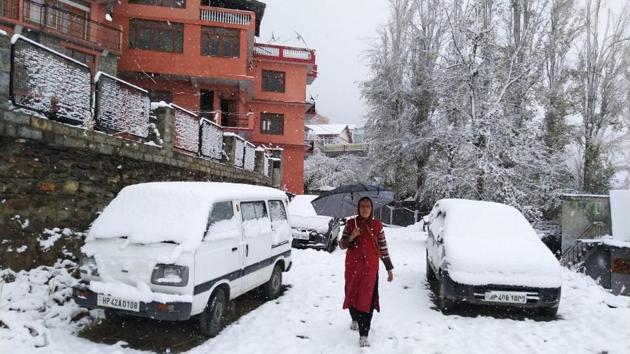 The high hills in Kullu and Lahaul and Spiti districts have been experiencing light snowfall since early Friday, a Met official told IANS. (Anil Dayal / HT Photo) The high hills in Kullu and Lahaul and Spiti districts have been experiencing light snowfall since early Friday, a Met official told IANS. (Anil Dayal / HT Photo)