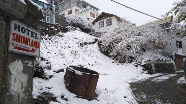 The Rohtang Pass, just 52 km from Manali, received snowfall, while the picturesque tourist resort itself was at 5.8 degrees Celsius after mild rain. (Anil Dayal / HT Photo) The Rohtang Pass, just 52 km from Manali, received snowfall, while the picturesque tourist resort itself was at 5.8 degrees Celsius after mild rain. (Anil Dayal / HT Photo)