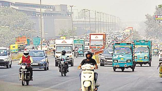 Bringing down the number of vehicles can reduce PM2.5 levels significantly, past experiments have shown.(Biplov Bhuyan/HT Photo)