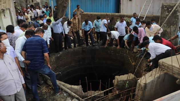 Two of the five victims were fire officials who jumped in to the well to rescue the other three who died in Kalyan. (Rishikesh Choudhary/HT) Two of the five victims were fire officials who jumped in to the well to rescue the other three who died in Kalyan. (Rishikesh Choudhary/HT)