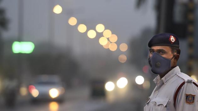 Delhi traffic police personnel wears an anti-pollution mask to protect himself from the pollution near Pragati Maidan in New Delhi, India, on Thursday, November 1, 2018.(Arvind Yadav/HT PHOTO)