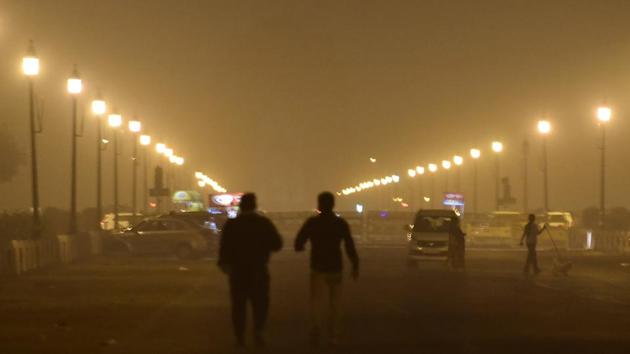 People walk through a haze at the India Gate, New Delhi, on a smog-covered evening on Thursday, November 1, 2018. (Vipin Kumar / HT Photo) People walk through a haze at the India Gate, New Delhi, on a smog-covered evening on Thursday, November 1, 2018. (Vipin Kumar / HT Photo)
