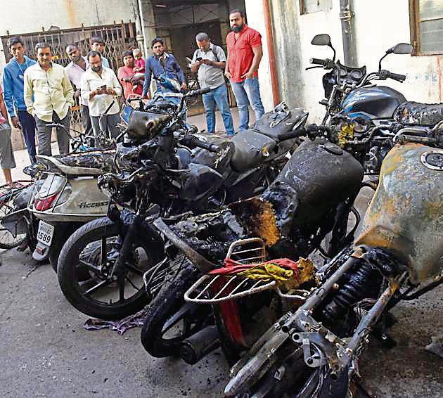 Six motorcycles parked near Kapila vastu housing society in Milindnagar, Pimpri, caught fire that broke out due to an electrical short circuit on Friday morning.(HT)